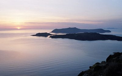 Viaggiare in Grecia è sicuro? La tranquillità di Santorini ti aspetta.