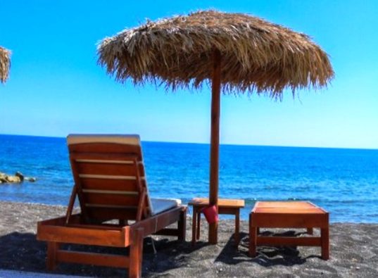Santorini low cost: spiaggia di sassolini neri a Perissa