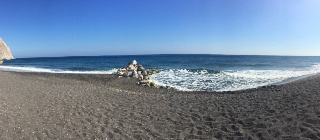 Spiaggia di sassolini neri a Perissa