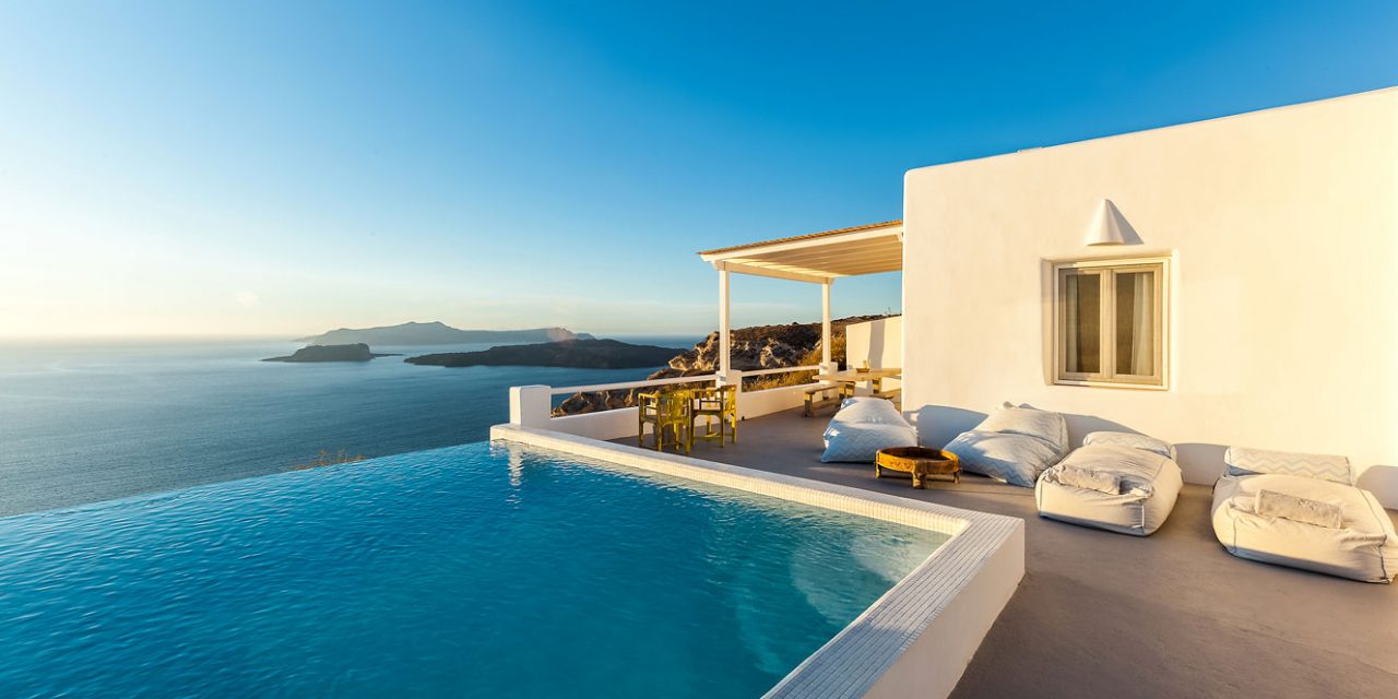Infinity Pools In Santorini: what they are and why they drive crazy all tourists